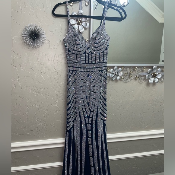 Selling this stunning gown perfect for new years! - Picture 1 of 4